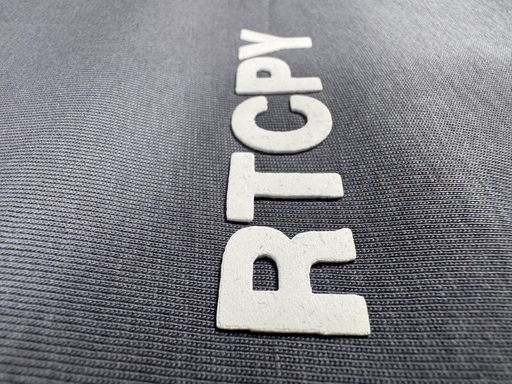 CAMISETA REGULAR GRIS / RETCOMPANY,