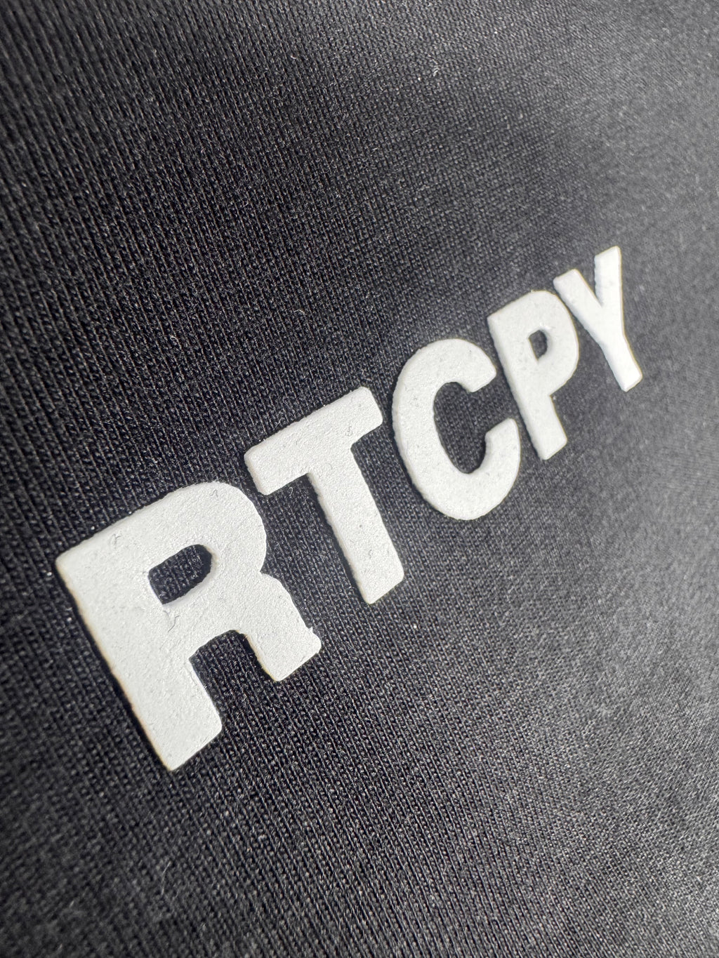 CAMISETA REGULAR NEGRA / RETCOMPANY