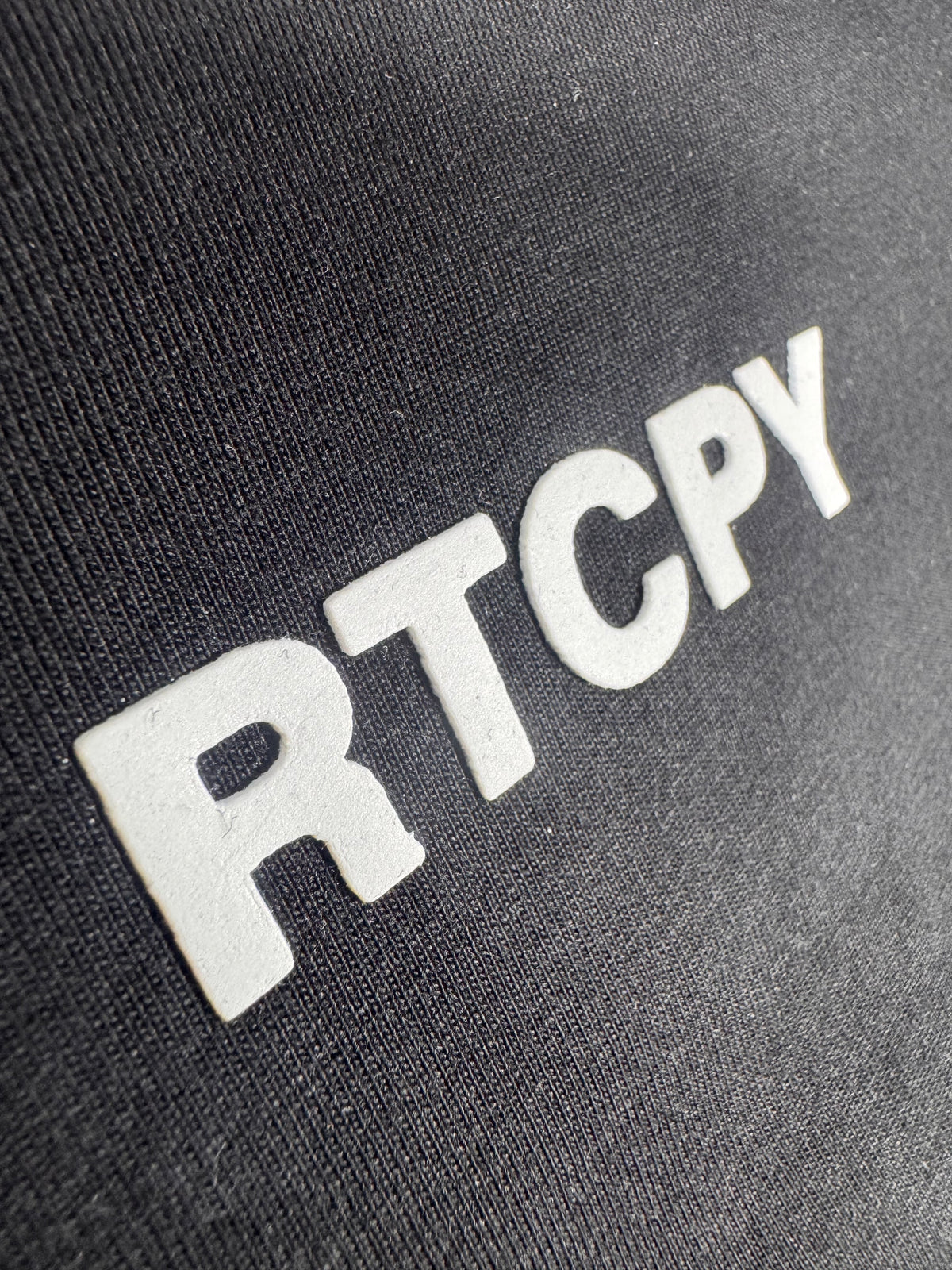 CAMISETA REGULAR NEGRA / RETCOMPANY