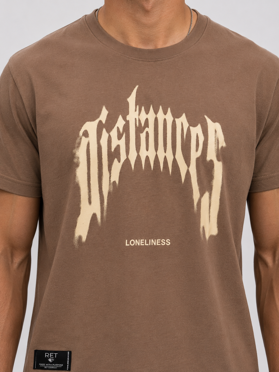 CAMISETA REGULAR KAKI / DISTANCES,